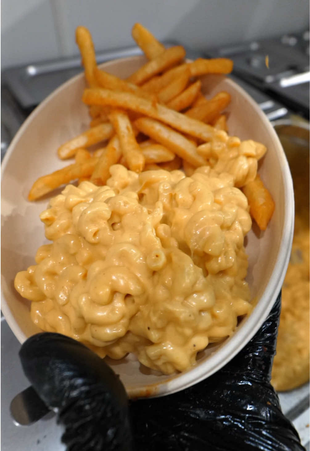 Half fries, half mac, all flavor 🔥 . 📍47 Clinton St New York, NYC 📍252 S Summit Ave, Hackensack, NJ 📍492 Broadway, Bayonne, NJ 🚘 Now exclusively delivering with Uber Eats for all NJ locations! . . . #eeeeeats #foodies #tryitordiet #buzzfeast #eatfamous #forkyeah #devour #feedme #phaat #lunch #dinner #dailyfoodfeed #eattheworld #cheatdayeats #cheatday #cheatmeal #delicious #nyc #nycrestaurants #nyceats #nycfoodies #nycfoodgals #halalfood #fluffies #halalfoodie 