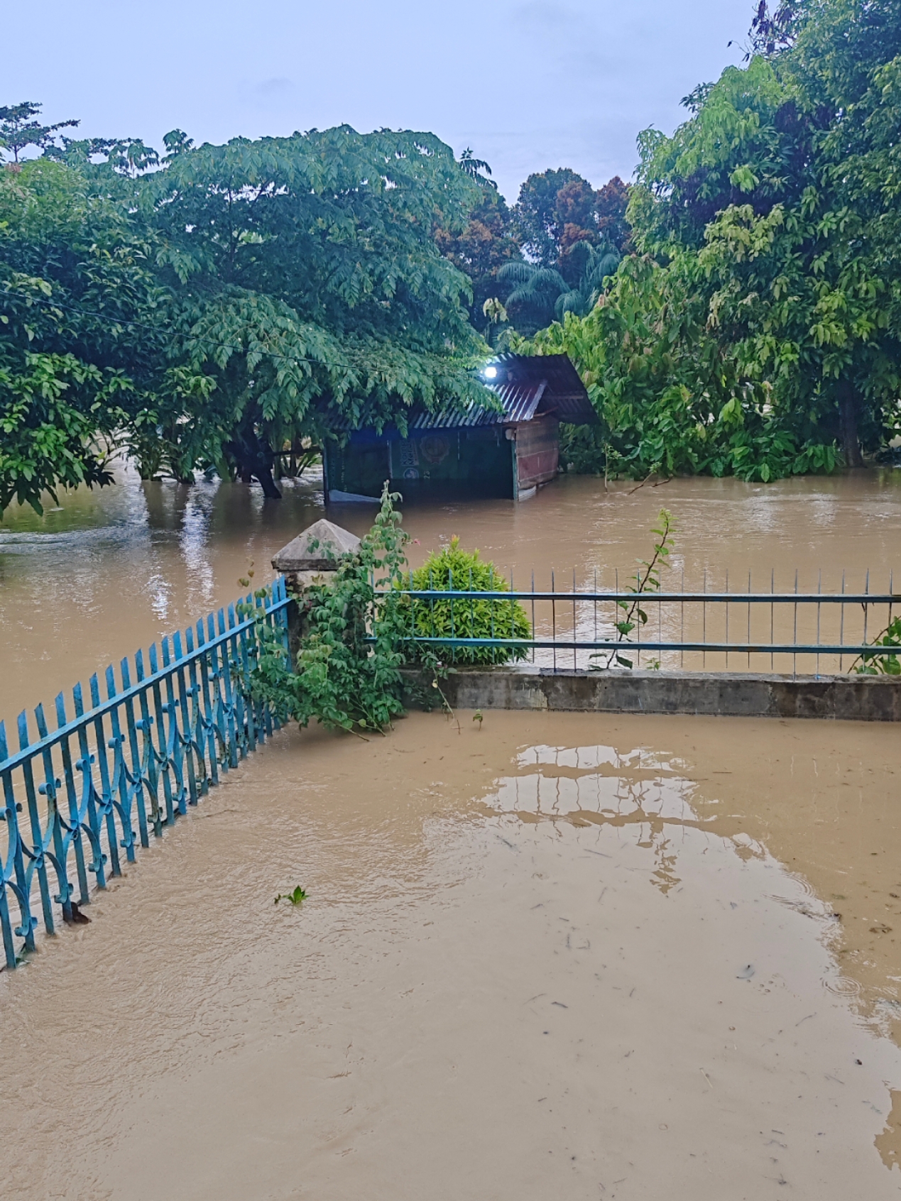 Selama 30 tahun terakhir baru x ini yang terdasyat banjir nya  hanya bisa pasrah dan berserah 😇😇 #prayforsumut #banjirmedan #sumaterautaraberduka 