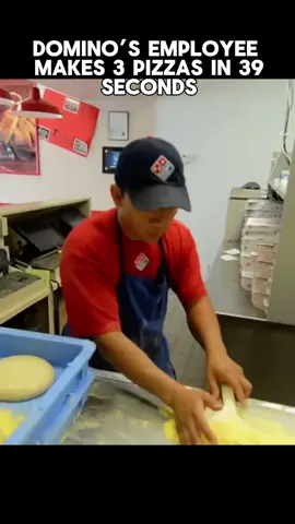 Domino’s employee Makes 3 Pizzas in 39 Seconds 😱 #foryou #dominos #dominispizza #worldrecord 