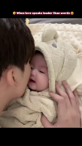 😘 Dad’s kisses = pure magic 💕 #fatherlove #babyjoy#adorablebond #familyfirst