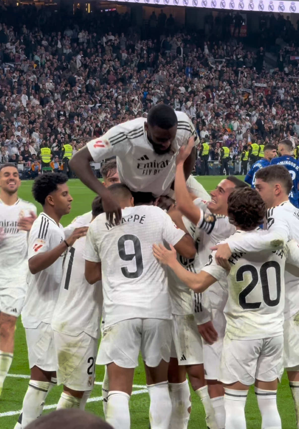 Gol y Celebracion de Juuuude Bellingham!!! 😍😍😍 #realmadrid #futbol #parati #typ #football #halamadrid #madridista #mbappe #bellingham #santiagobernabeu #footballtiktok 