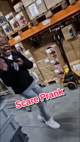Fun at the Office..😂 #scareprank #funnyvid #pranking #scaryvideos #fy #voorjou #fypagee #scared #magneticnaildesign #colleagues 