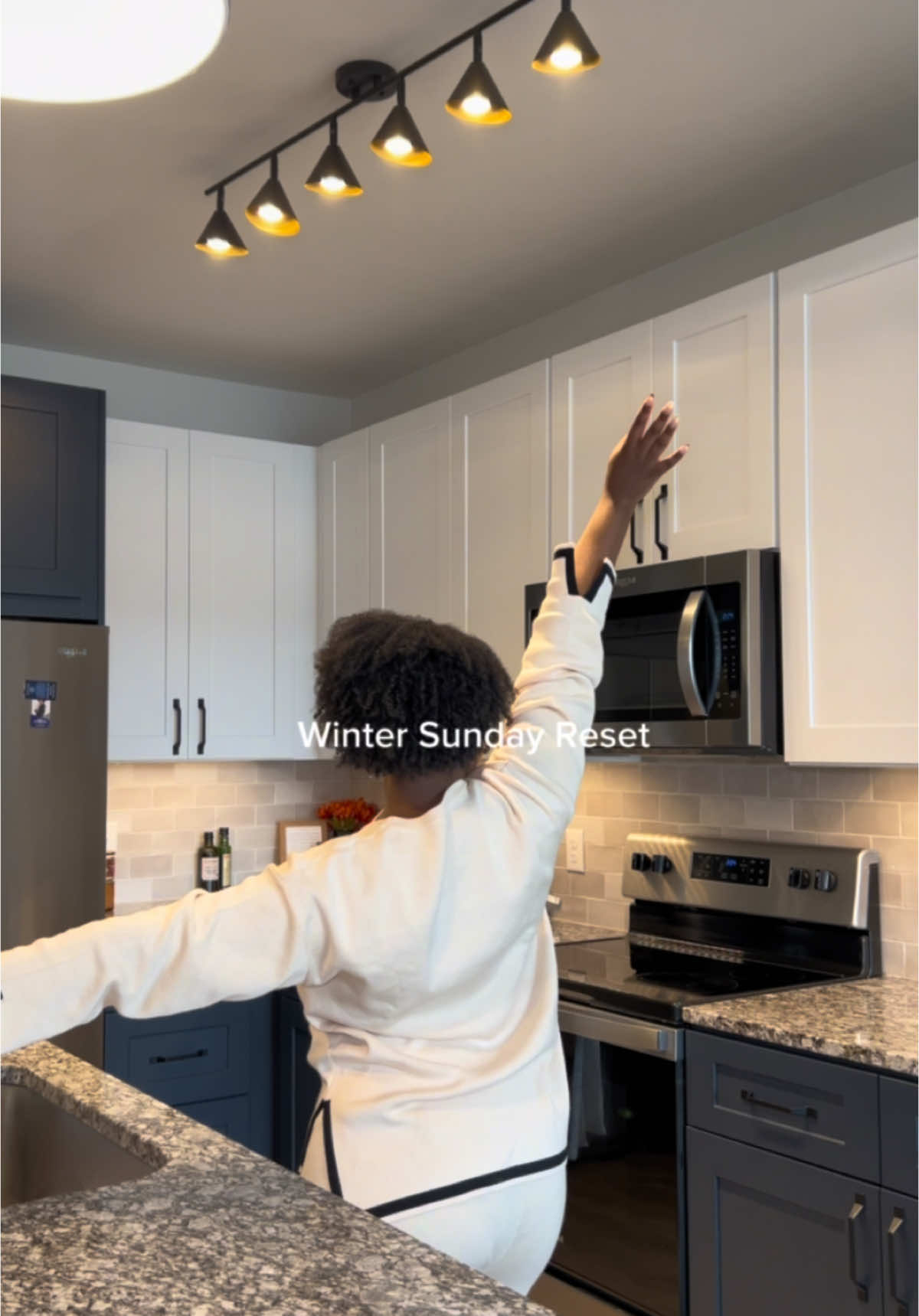 First reset of December ❄️ Let’s get itttt 🤍🫶🏾🫶🏾  #sundayreset #wintercleaning #wintersundayreset #december #firstofthemonth #deepclean #CleanTok #apartmentcleaning #blackgirlsundayreset #satisfyingvideo #cleaningasmr  @Clorox