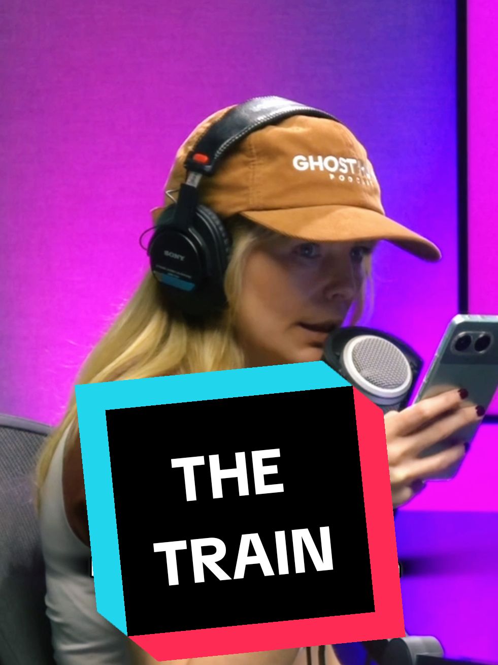 who is the woman on the platform? #ghosthuns #podcastclips #creepy #ghoststories 