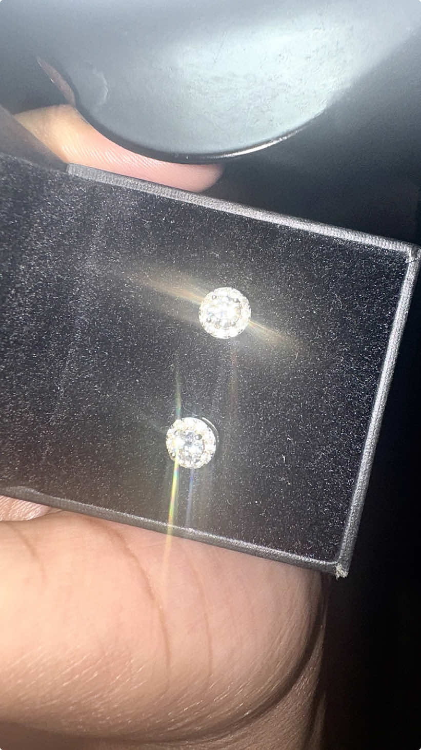 I'm dead serious, y'all go buy these earrings now! They're legit, passing diamond tester tests and still looking fabulous after months of daily wear. Don't sleep on this, get 'em while you can!🤌🏽⚡️🖤#earrings #mustbuy #tiktokshopcybermonday #tiktokfinds2024 