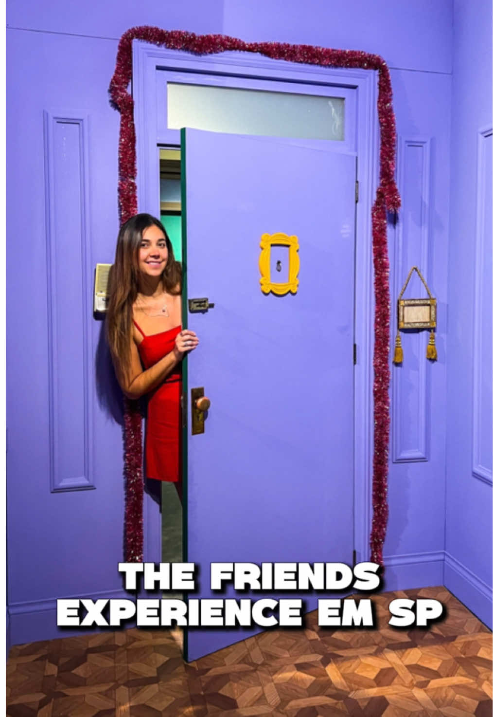 Como é a The Friends Experience em SP! Comenta oq achou 👇🏻 E semana passada fomos turistar na The Friends Experience que acabou de começar em SP! Essa exposição já acontece em outras cidades do mundo e nós inclusive já tínhamos ido na de NY. Então como eu tinha comentado no canal de transmissão a intenção não é fazer uma comparação entre as duas, até porque a de NY é praticamente uma atração fixa, mas a de SP é uma versão bem menor do que vimos por lá. Precisamos ressaltar alguns pontos da nossa experiência. Realmente é uma atração totalmente voltada pra fotos e como é um circuito onde vc vai passando pelos ambientes pra fotografar, não nos deu aquela sensação de imersão, sabe? Fomos em uma Sexta-feira, em alguns cenários se formavam filas mas foi tranquilo com relação a isso porque acabava sendo bem rápida a passagem pelos cenários porque apenas tirávamos fotos e seguíamos pro próximo... Se você é muito fã, acreditamos que vai ser emocionante estar dentro de ambientes da série mas queremos que vc vá com as expectativas corretas em relação a essa exposição! 😉😉 💲Ingressos: R$ 79,80 (inteira) e R$ 39,90 (meia) de Segunda a Sexta | R$ 109,80 (inteira) e R$ 54,90 (meia) aos Sábados e Domingos. Mais informações e link pra comprar na nossa bio 📅 Até 24/02/2025 📍 @friendstheexperience _ Shopping Cidade São Paulo (4º andar) _ Av. Paulista, 1230 - Bela Vista, São Paulo/SP