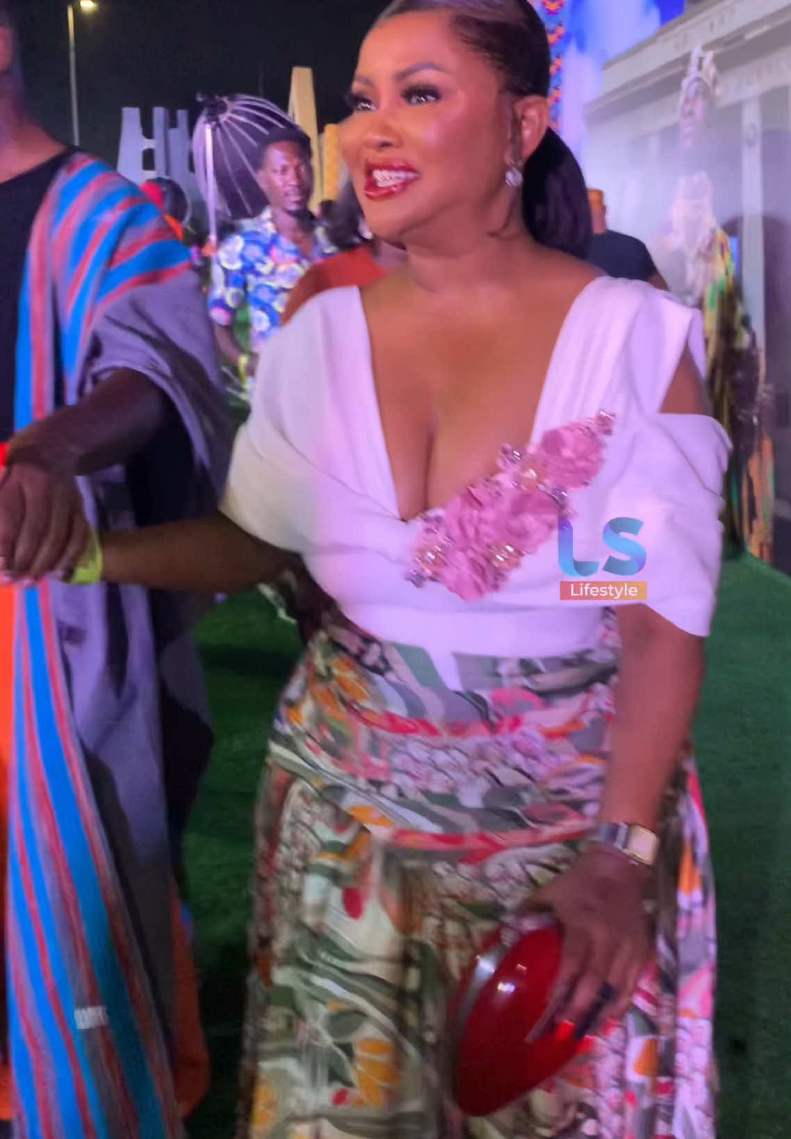 How our favorite Ghanaian celebrities appeared at the Kente Edition of this year’s Rhythms on the runway. #LifestyleTV #kentestyles #ghanamusic #rhytmsondarunway #nanaamamcbrown #Stonebwoy #delay #Efya #culture #Ghanaianculture