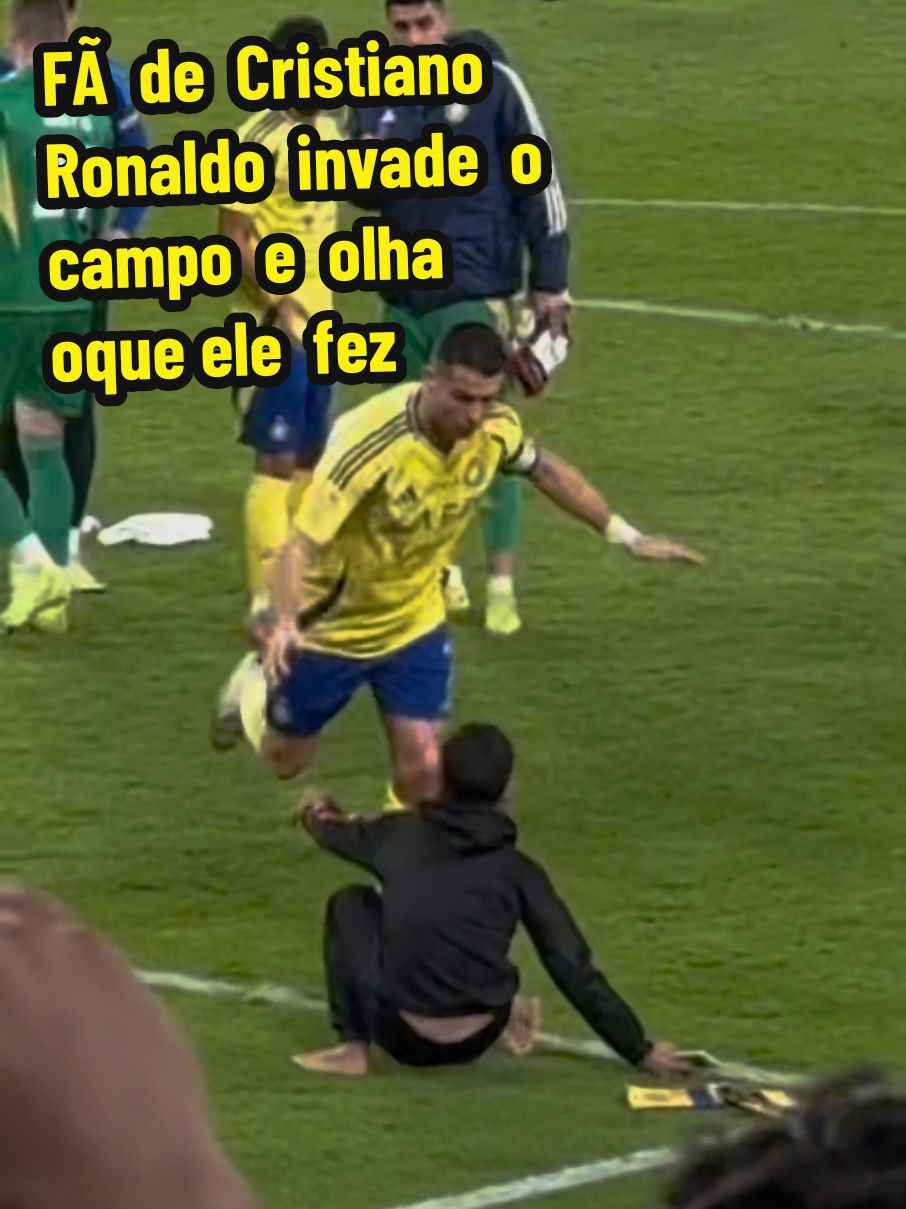 FÃ de Cristiano Ronaldo invade o campo e olha oque ele fez #cristianoronaldo #cr7cristianoronaldo #cr7fans #futebol #jefersonlemes1 