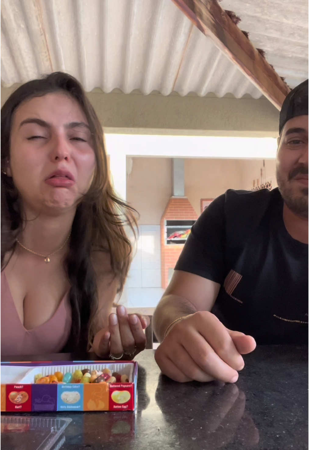 Provando feijõezinhos do Harry Potter (aquele dos sabores estranhos)  🤢 #harrypotter #feijoesdoharryportter #feijoesdetodosossabores #trendingvideo #casalcomedia #beanboozled #beanboozledchallenge #jellybelly #jellybean #jellybeans 