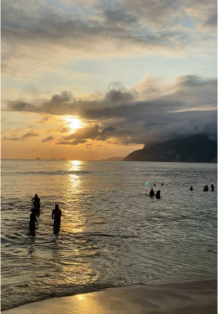 Hoy pasé un domingo relajado en Río de Janeiro, disfrutando del sol y la playa. Aquí en la ciudad, ir a la playa con bikini es completamente normal, ¡es parte de la cultura local! 🌞 Estuve en una cafetería, luego me relajé en la playa con música en vivo y un delicioso jugo natural. Este video solo muestra cómo paso un día común y divertido en la playa, nada más. 👙🏖️🌊🏖️🏝️🏝️🏝️ #RíoDeJaneiro #DíaDePlaya #CulturaLocal #BikiniEsNormal #DisfrutandoElVerano #Relax #VidaCotidiana #MúsicaEnVivo #playa #bikini #brasil #trajedebaño 