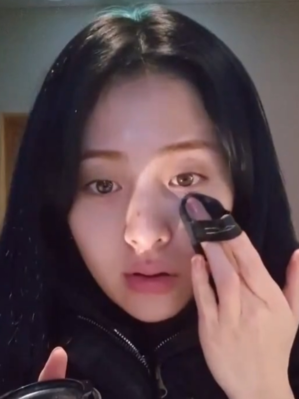 Getting Ready with Yunjin; putting on makeup while vibin #lesserafim #lesserafimedit #르세라핌 #chaewon #sakura #yunjin #kazuha #eunchae #채원 #사쿠라 #윤진 #가즈하 #은채 #queen #makeup #makeuptutorial #gettingready @LE SSERAFIM 