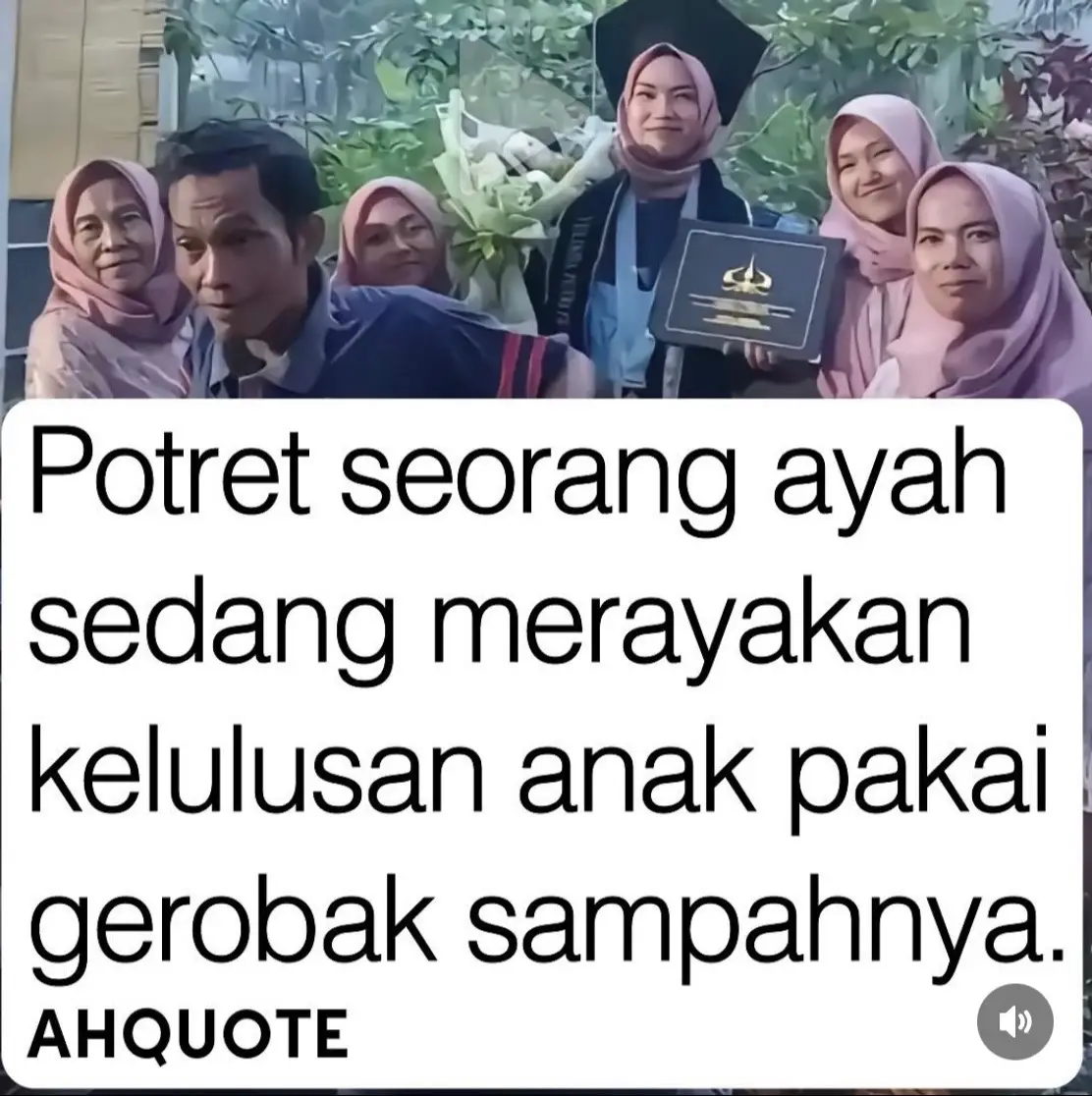 Momen ketika seorang ayah merayakan hari kelulusan seorang anak kesayangan nya menggunakan alat mata pencaharian sehari hari yaitu gerobak sampah nya ❤️