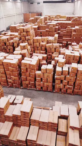 😎💥TIGRE ESTÁ NO ES LA BODEGA DE CHINA, Está es la bodega de Distribuciones Timarán. 🔥 Tenemos TODO para tu perfumería, al mejor precio de Colombia, frascos, alcohol, más de 600 referencias en esencia de perfumería de lujo, y mucho más. ¡TODO ES TODO!  ¿Ya conoces nuestros catálogos? El momento de emprender es AHORA 💪🏻🔥... #perfumerías #envases #esencias 