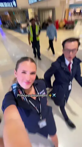 In pilots we trust🤝🤝@Andrew Reed @Kaden Thaddeus @ryan💛 #fyp #foryoupage #foryoupagofficiall #flightattendant #pilot #aviation #couple #airport 