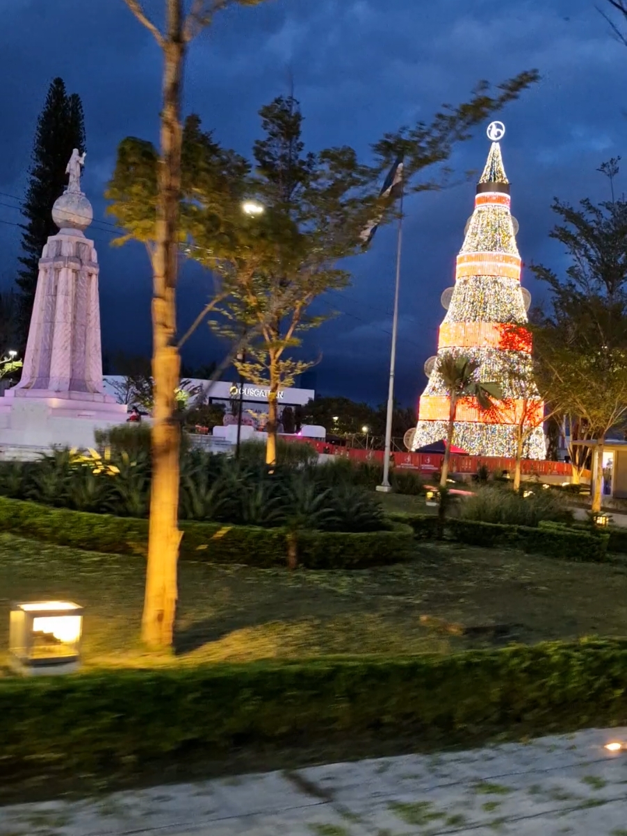 Plaza El Salvador del Mundo #rr #encambiono #diciembreyallego #bienvenidodiciembre #plazaelsalvadordelmundo #sansalvador #elsalvador #centroamerica 