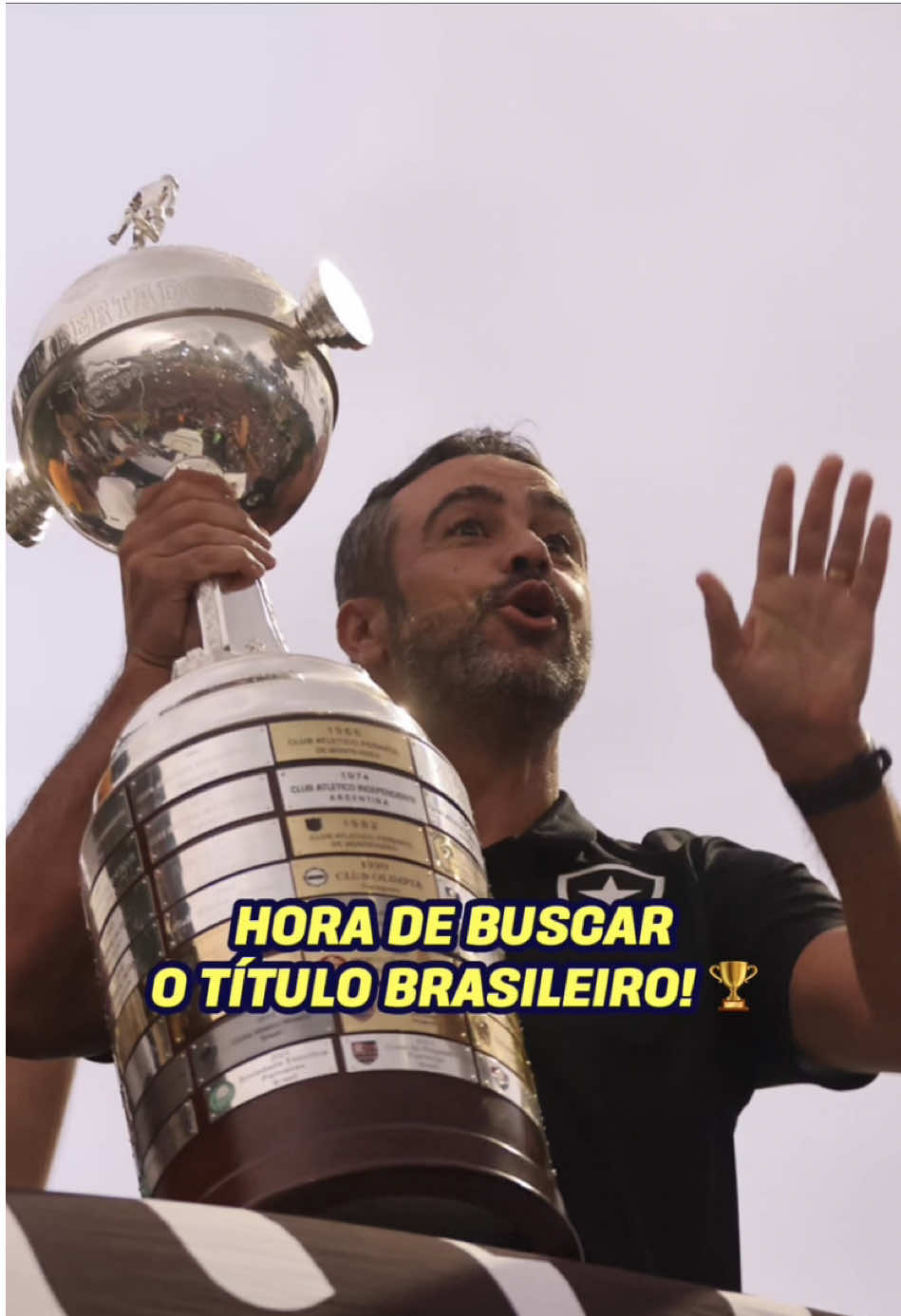 Fim de festa! Hora de buscar mais um! 🏆🏆 Insaciável que fala, né?! Os trabalho não param! O Artur Jorge já quer erguer a próxima taça. 👏🔥 *Contém legenda automática #Botafogo #Libertadores #Campeao #Glorioso #Fogao #BFR