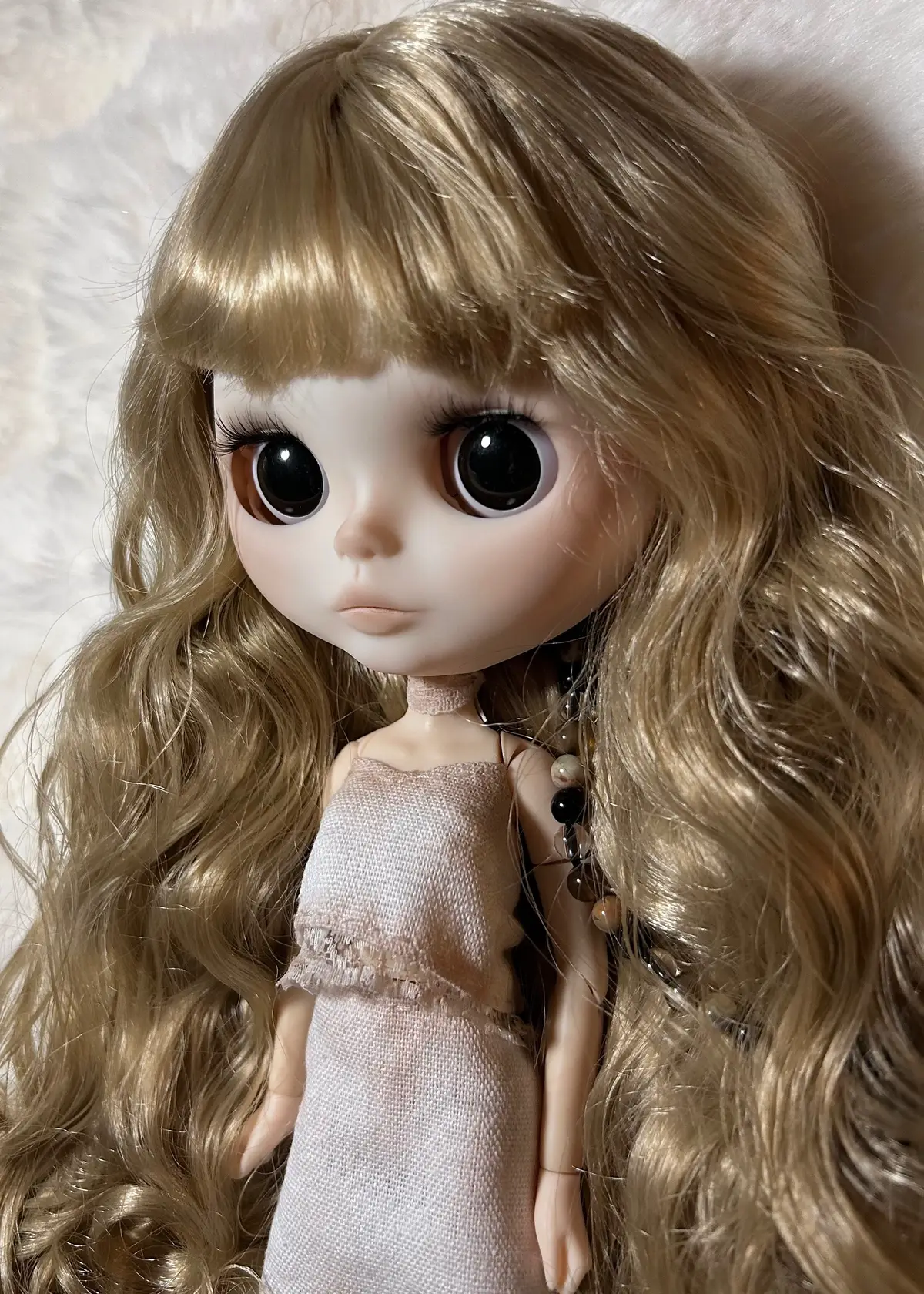 Willow ♡ tried something different with the outfit .. I love how she turned out 🐰 new dolls will be added to my Etsy shop soon! :3 for further questions or commission requests feel free to send me a message <3 ♡ #blythedoll #blythe #customblythe #ooakdoll #fyp #dollcollector #dollart #miniatureart #viral #dollhouse #blytheforadoption #foryou 