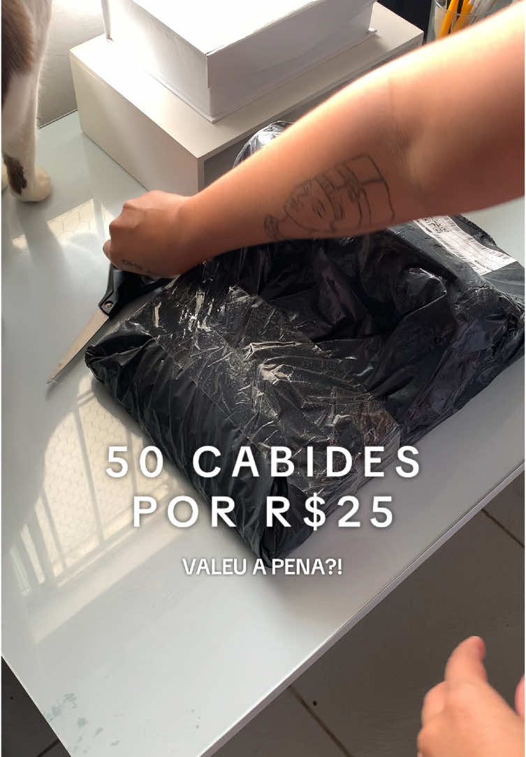 Comprei 50 cabides de roupa por R$25 reais na #shopee  Como eu nao estava procurando qualidade, e sim quantidade x preço baixo, eles me atenderam 😂💛