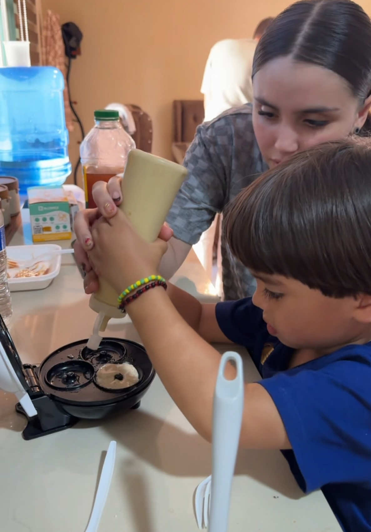 MEMEO TOYS DE REPOSTERO HACIENDO DONITAS 🍩 Y WAFFLES 🧇🩵👦🏻