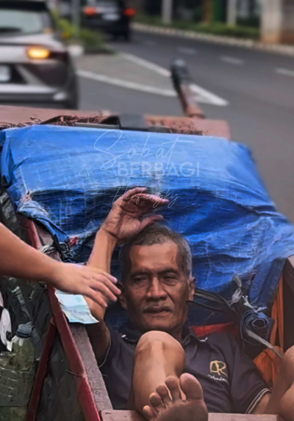 MENYALURKAN TITIPAN DONASI KEPADA PEMULUNG JALANAN,  Terlihat sementara si bapak berjalan dengan gerobaknya, seketika kaget karena diberi tempelan uang 50K, tampak pula bapak2 tua yang lelah tertidur di gerobak dan kaget terbangung di beri uang. Terimakasih yg sudah ikutan ambil bagian. #berbagi #sedekah #donasi #charity #50k  @noviawati808 @Sharoon @Lisa..150704 