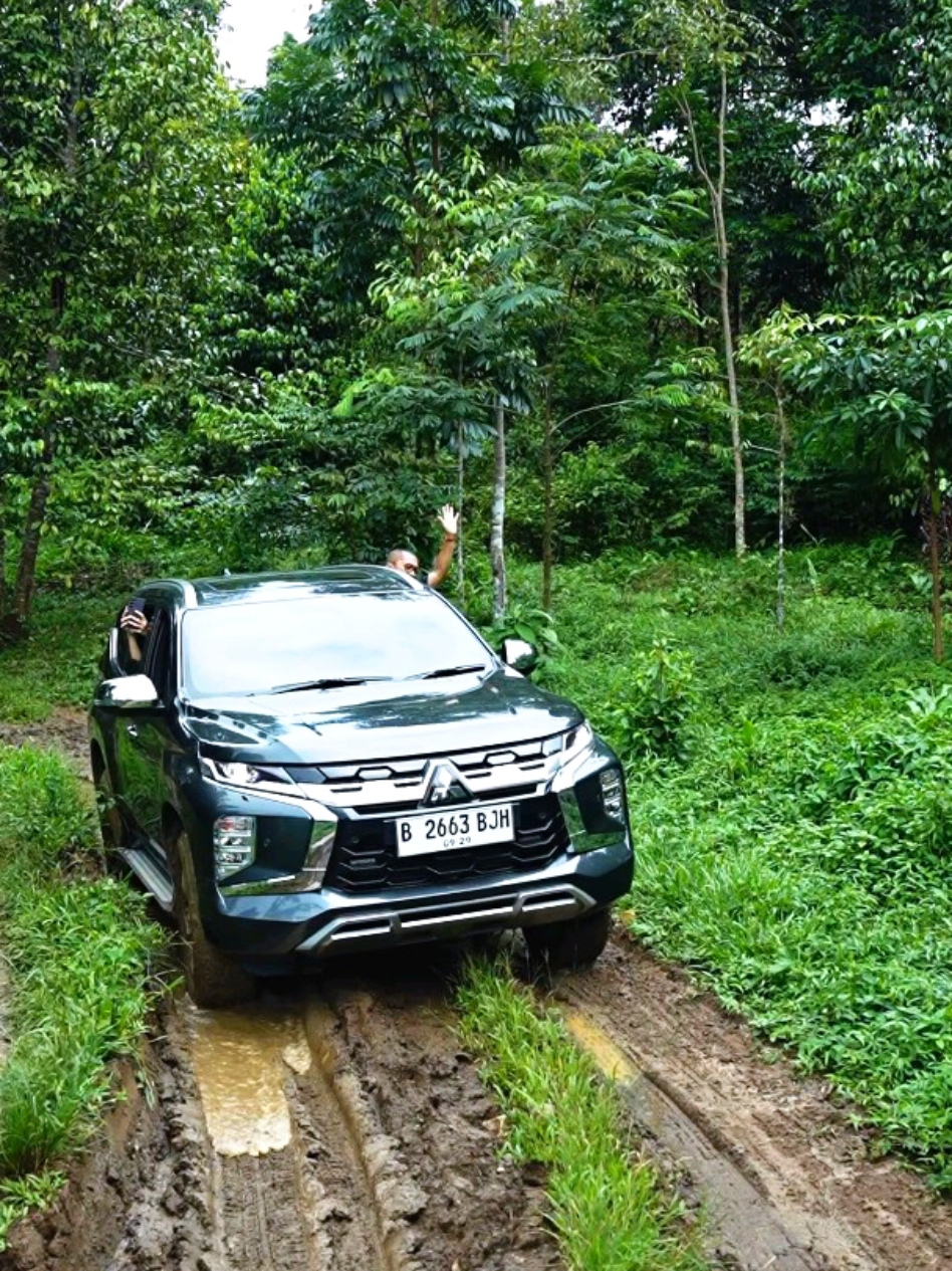 BLUSUKAN, MENTERI INI DIBIKIN TERHERAN-HERAN DENGAN KONDISI JALANAN YANG MASIH BERLUMPUR‼️Seperti inilah jalan yang dilalui Menteri Desa dan Pembangunan Daerah Tertinggal (MENDES PDT) Yandri Susanto. Menteri Yandri Susanto turun langsung ke desa untuk lebih dekat dengan masyarakat dan memahami permasalahan yang mereka hadapi. Sebagai bentuk kepeduliannya, Yandri bahkan rela menginap di rumah warga untuk mendengarkan langsung keluhan serta melihat dan ikut merasakan kebutuhan masyarakat. #prabowogemoy #prabowosubianto #presidenprabowo #prabowo #menteri #mendespdt #yandrisusanto @Sahabat Yandri Susanto