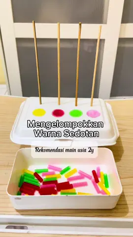 Mengelompokkan Warna Sedotan  Rekomendasi bermain usia 2y+ Mama pake sterofoam bekas mamam bubur..sebelum dibuang jadiin dulu mainan anak 😂 Modal sedotan dan tusuk sate jadi deh mainan simple buat stimulasi anak. Ada yang udh pernah main ini?nagih kaan 🫣 Bisa copot pasang juga Yuk ikut bermain juga 🤍 #idemainanak #idemain #montessoriactivity #DIY #stimulasianak #pracalistung #preschoolactivities #kidsfuntessori #kidslearningfun #idemainanak2tahun 