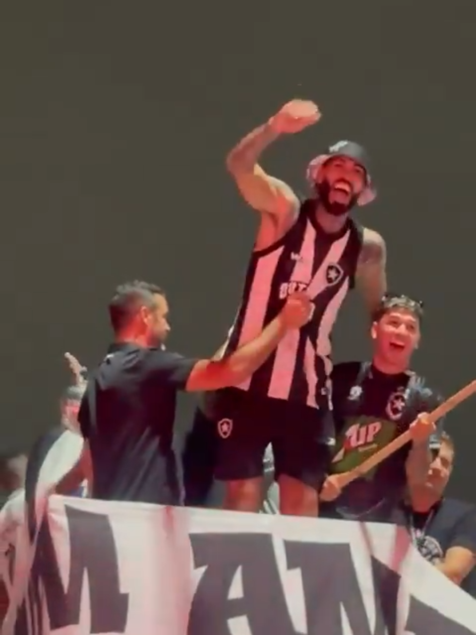 SEGUUUUUUUUUUUUUUUUUUUURA, ARTUR JORGE! NINGUÉM COMEMOROU ESSE TÍTULO MAIS DO QUE O BARBOZA! É IMPOSSÍVEL! 😂 🎥: Raisa Simplicio /  #FutebolBrasileiro #Botafogo #Libertadores #Barboza #ArturJorge