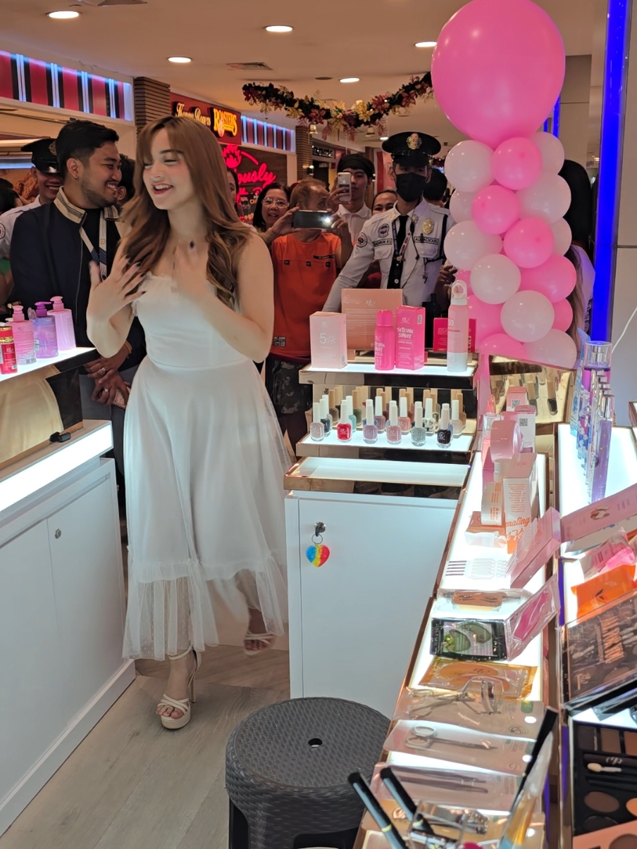 Pinaligo na ni Ms. Jillian ang Perfume 😍 Sobrang bango naman kasi 🥰 #perfume #jillianward 