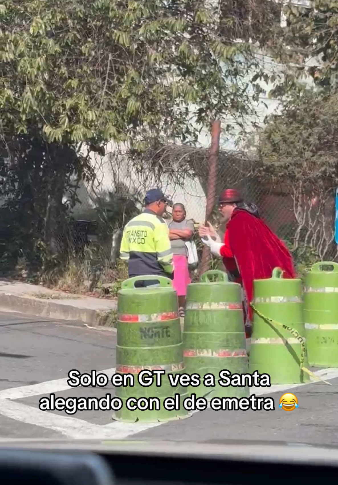 En Guate ni santa se salva de Emetra ni del trafico que provocan 🙄😂 #guatemala #traficogt #humor #santaclaus #santa 