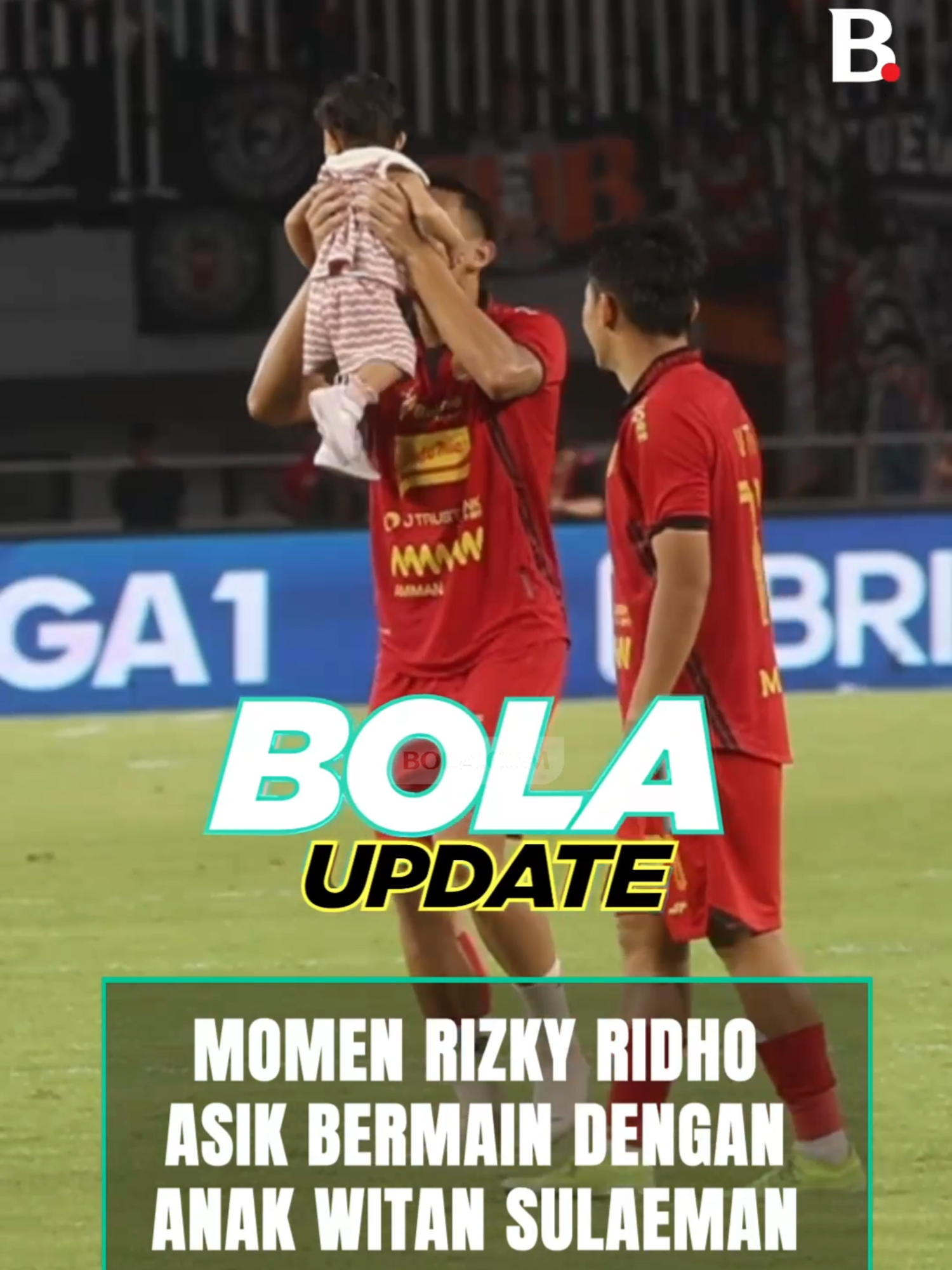 Momen Rizky Ridho bermain dengan anak Witan Sulaeman setelah laga Persija V Persik. #BolacomID #BLCBM #RizkyRidho #WitanSulaeman