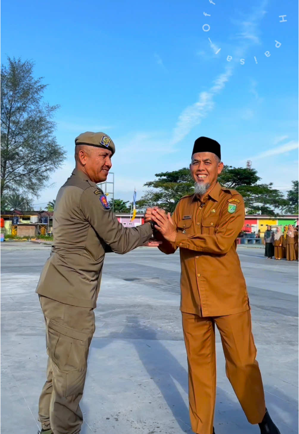 Hal ini kami tegaskan kepada seluruh ASN dan TKPK Pemerintah Kota Dumai pada Apel Gabungan Pagi Hari pada awal bulan Desember ini.   Kami ingin pelayanan publik berjalan maksimal, bagi yang tidak bisa menjalankan perintah dan aturan yang berlaku. Silahkan angkat kaki sebelum kami yang beri sanksi.