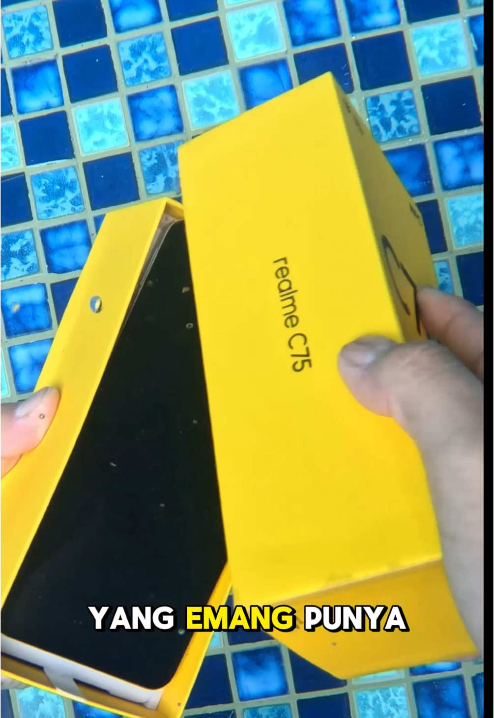 HP ENTRY LEVEL UDAH IP69 ⁉️ ini tuh realme C75, coming soon ada IP68 dan IP69, sama ada Military Shock Resistance juga 😱 @realme Indonesia  #realmeC75 #realmeC75BestWaterproof #UnderwaterDominator