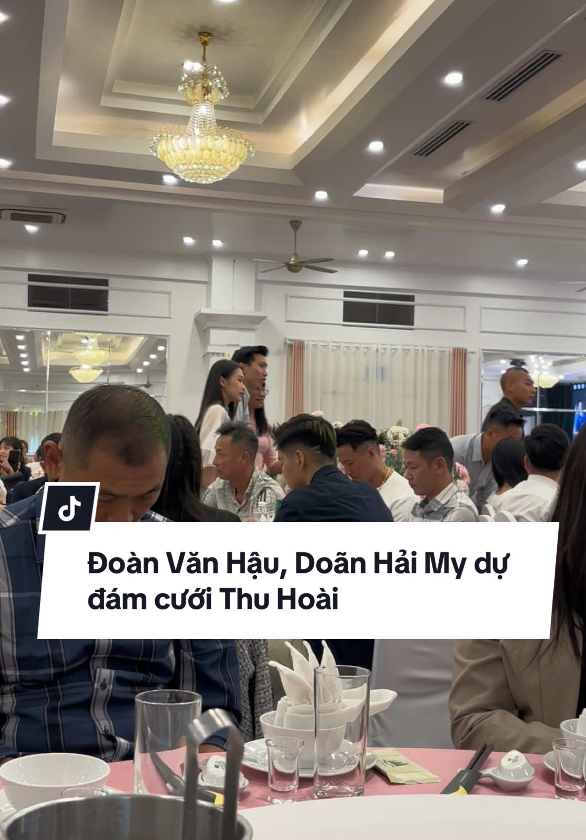 Đoàn Văn Hậu và Doãn Hải My đến dự đám cưới của chuyền hai Thu Hoài và Bảo Anh #bongchuyen #volleyball #chuyenhaithuhoai #doanvanhau #doanhaimy 