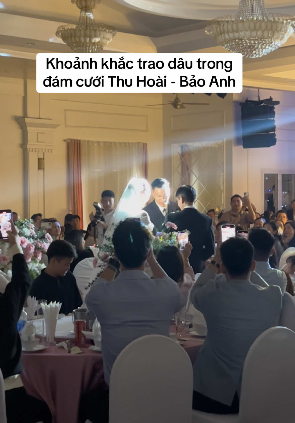 Khoảnh khắc trao dâu trong đám cưới Thu Hoài - Bảo Anh #bongchuyen #volleyball #chuyenhaithuhoai #hoakhoibongchuyen 