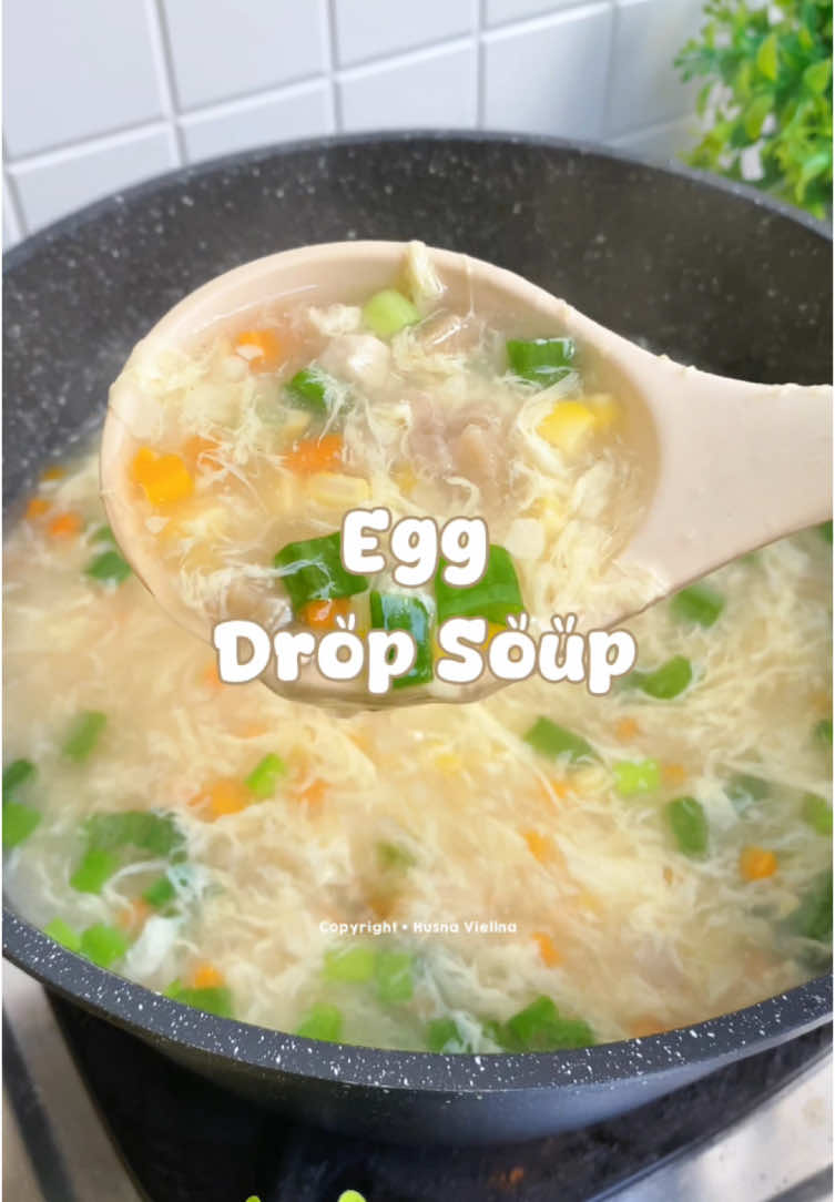 Resep Lengkap Cek Caption!!! . ✨EGG DROP SOUP✨ By : Husna Viellna Bahan-Bahan : • 3 siung bawang putih • 1/2 bawang bombai • 150 gr dada ayam • Secukupnya bakso • 1 buah wortel • 1 buah jagung • Garam • Kaldu Bubuk • Lada Bubuk • Gula Pasir • 1 sdm tepung maizena + air supaya kuahnya lebih kental (maaf di video tidak kerecord) • 1 btg Daun Bawang  . ✅Yuuk nonton video ini hingga selesai . #eggdropsoup #eggdrop #resep #reseprumahan #resepmasakan #resepnusantara #resepmudah #reseplezat #resepkue #resepyummy #reseproemahan #fyp #reseppraktis #resepsederhana #resepenak #resepsimpel #resepindonesia #resepmakanan #resepmasakanindonesia #reseptiktok #resepglowup 