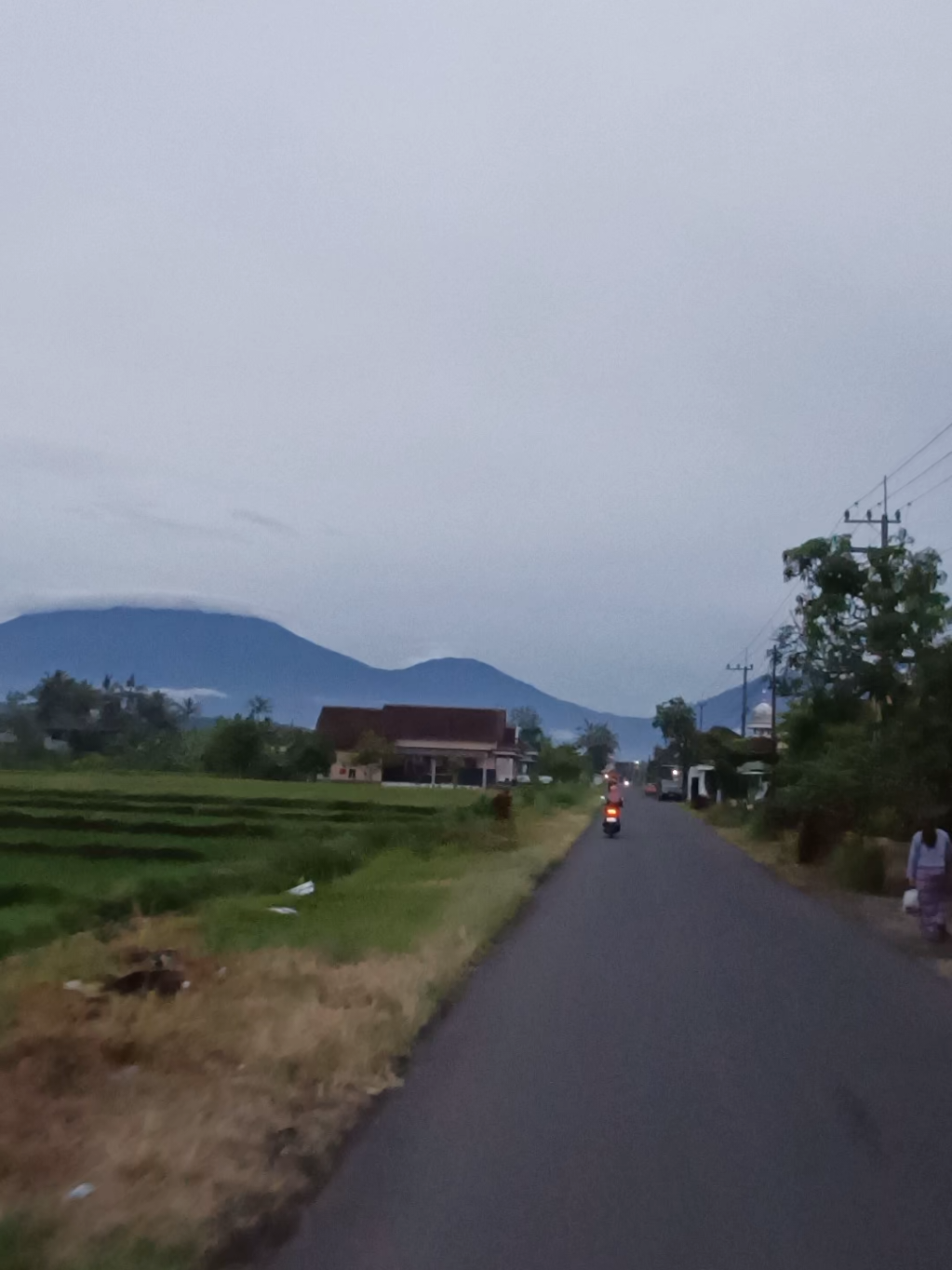 view gunung raung tercantik di desa sragi Masyallah ⛰️🍃😍 #viewgunung #pemandangan #sore #sragi #songgon #banyuwangi #jalanbanyuwangi #banyuwangihits #dinikurnia #muflykey #musikbanyuwangi #foryoupage #fypシ #fyp #