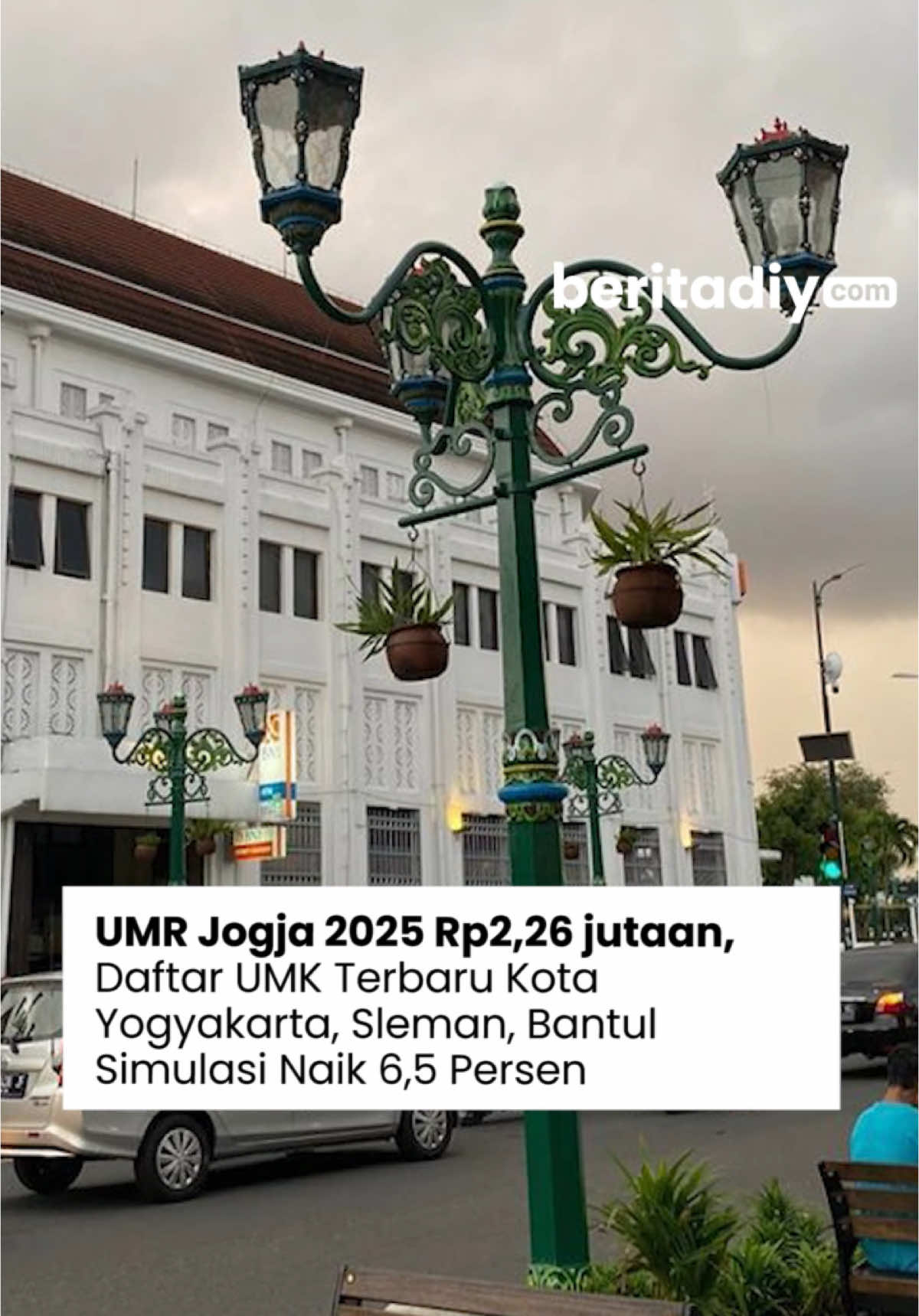 Pemerintah menetapkan kenaikan Upah Minimum Provinsi (UMP) sebesar 6,5 persen untuk tahun 2025. Hal ini bertujuan menyeimbangkan kebutuhan pekerja dengan tekanan inflasi sekaligus menjaga daya saing dunia usaha. Di Yogyakarta, UMP tahun 2024 diperkirakan mencapai Rp2,26 juta, dengan kenaikan ini diharapkan mampu meringankan beban pekerja. Presiden Prabowo Subianto menyampaikan langsung keputusan ini, yang ternyata lebih tinggi dari usulan awal Menteri Ketenagakerjaan Yassierli sebesar 6 persen. Kebijakan ini menunjukkan komitmen pemerintah untuk memperhatikan kesejahteraan tenaga kerja. Bagi pekerja di Jogja, Sleman, dan Bantul, ini menjadi langkah baru untuk memenuhi kebutuhan hidup yang terus meningkat. #ump2024 #kenaikanupah #umpjogja #pekerjaindonesia #kebijakanpemerintah #yogyakarta #jogja #viral DN