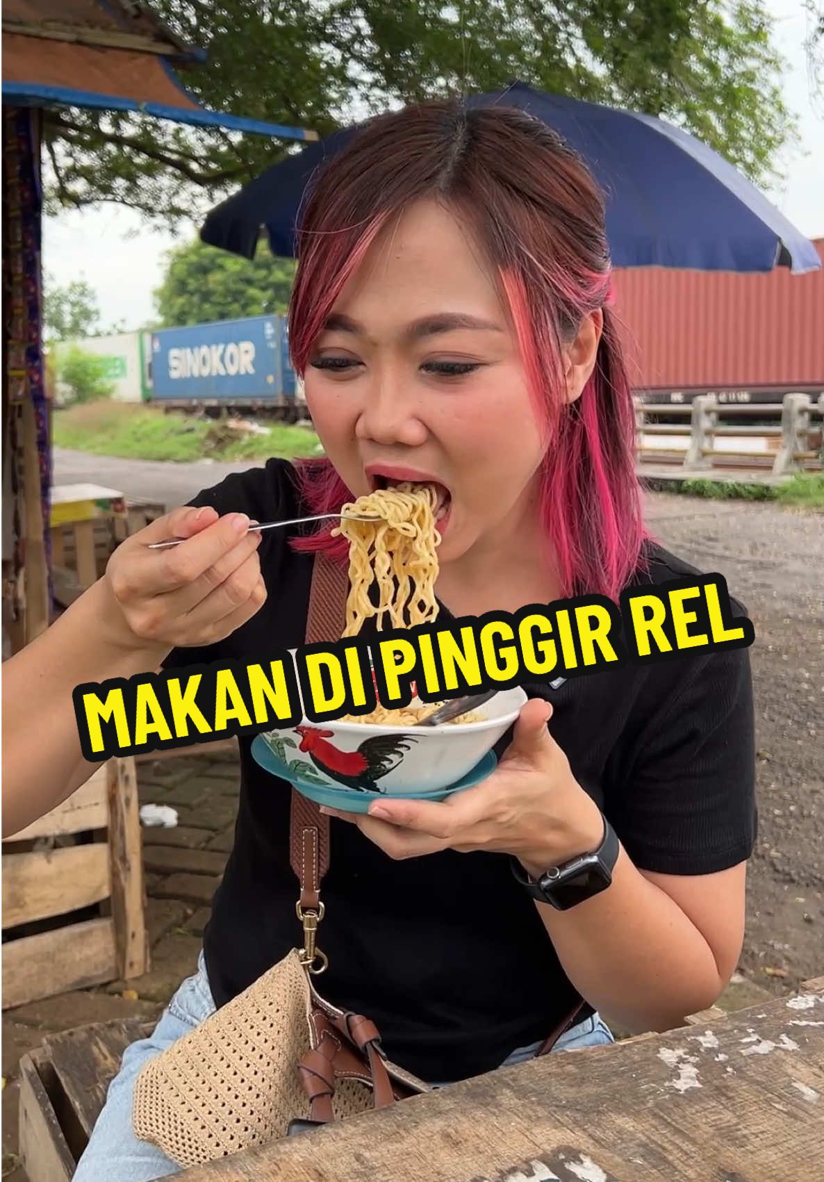 Makan di pinggir rel kereta api,bonus ngerumpi sama ibu nya yg kocak😂 #garagaragina #serunyaliburan #longervideos #serunyakuliner #kulinerkarawang 