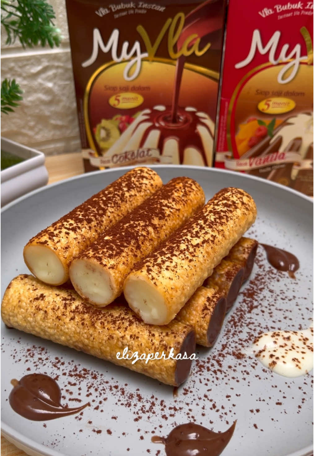 Cemilan simple cukup 2 bahan aja tapi rasanya juara.. Cannelloni My Vla Masih jarang yang buat menu ini, kuy cobain juga!! Menu unik, enak dengan isian vla makin mantep banget Biar lebih mantap disini aku pake My Vla Cokelat dan Vanila. My Vla ini PRAKTIS & LUMER tidak perlu DIMASAK cukup seduh dengan air panas 200 ml aja serta cocok untuk cemilan atau ide jualan.. Selamat mencoba ❤️ #MyVla #MyVlaPuddingNutrijell #IdeJualan #VlaPraktis