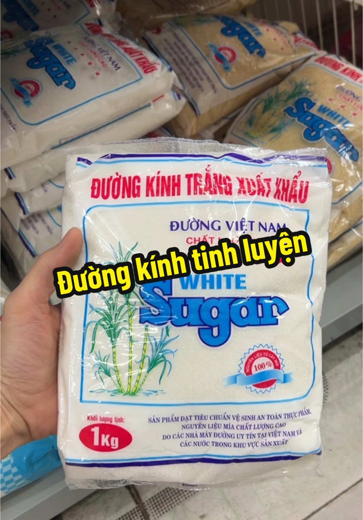 Đường kính xuất khẩu sử dụng nguồn nguyên liệu tự nhiên được chiết xuất từ 100% từ mía do các nhà máy đường uy tín tại Việt Nam sản xuất. - Thành phần hoàn toàn tự nhiên không chứa chất hóa học độc hại nên  an toàn cho sức khỏe khi sử dụng. - Sử dụng Đường kính xuất khẩu trong chế biến món ăn, pha chế đồ uống giúp mang lại vị ngọt tự nhiên, kích thích vị giác khi thưởng thức. #duongkinh #duongtrang #duongvang #duongtinhluyen #sugar #duongngot 