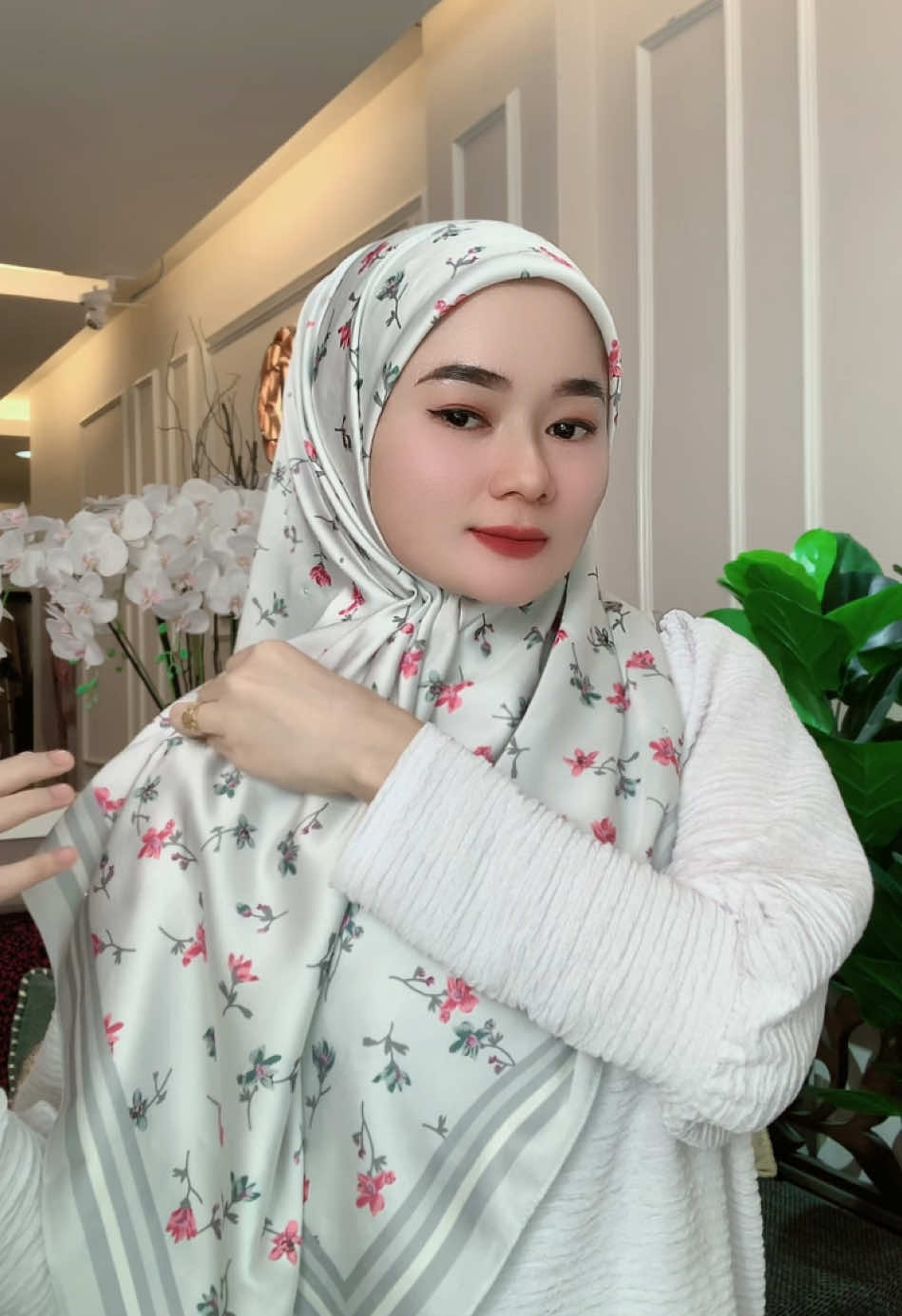 Tutorial tudung dengan Bawal Luxe Maleeqa Collection. Senang bentuk dan tak licin, sangat selesa dan surrmmmpahhhh cecantik semua❤️  #jelitasara #bawal #tudung #tudungbawal #bawalsatin #satin #bawalprinted #fyp #fyppppppppppppppppppppppp #fypシ゚ 