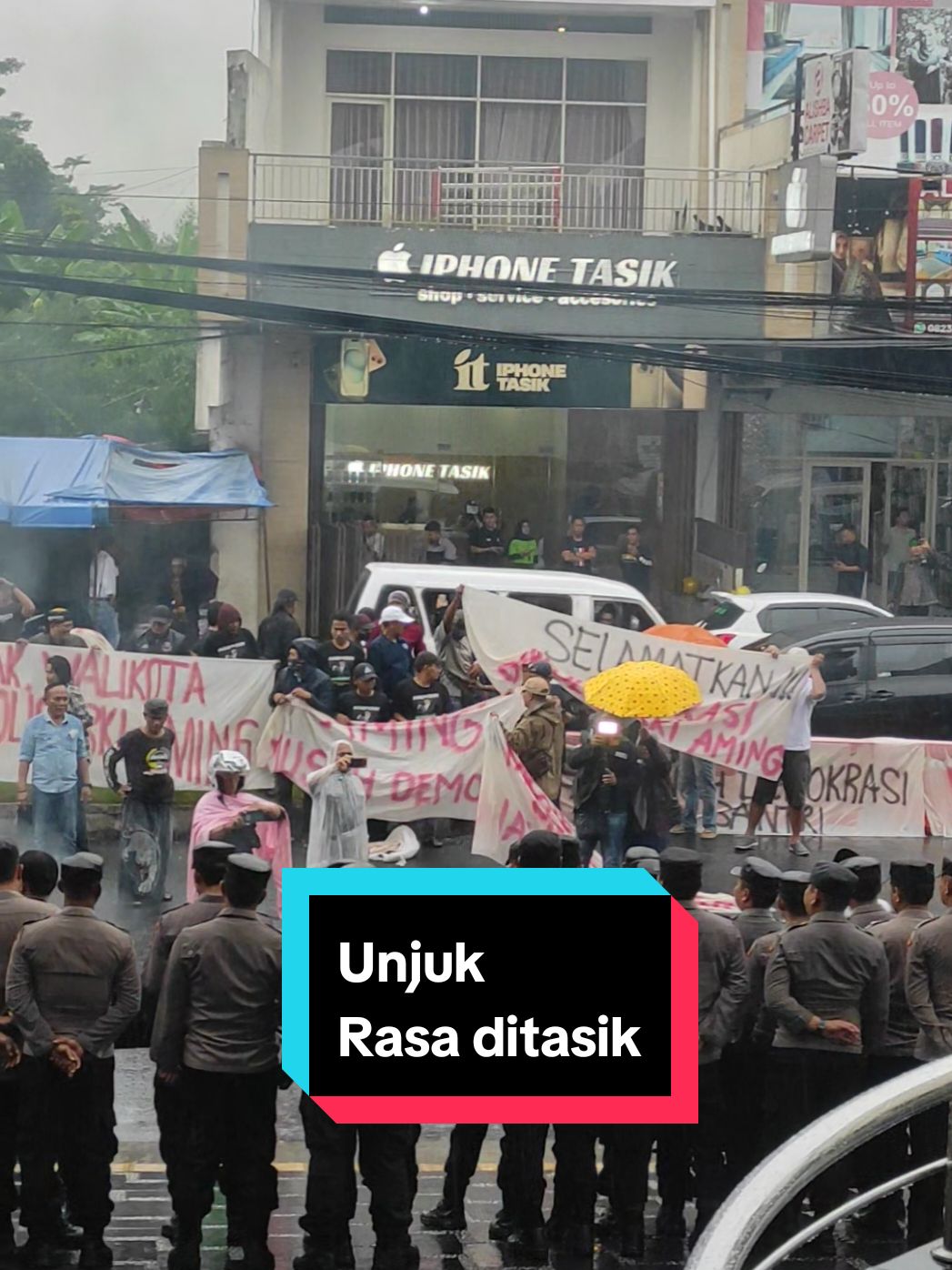 Unjuk Rasa di Grand Metro Hotel Tasik, pada Pleno KPU Kota Tasik #fy #fyp #kpu #kpuri #bawaslu #bawasluri #grandmetrohoteltasikmalaya #tasikpride #tasikmalaya #tasikboys⚡️ #tasikmalaya_jawabarat #jawabarat #indonesia🇮🇩 #indonesia 