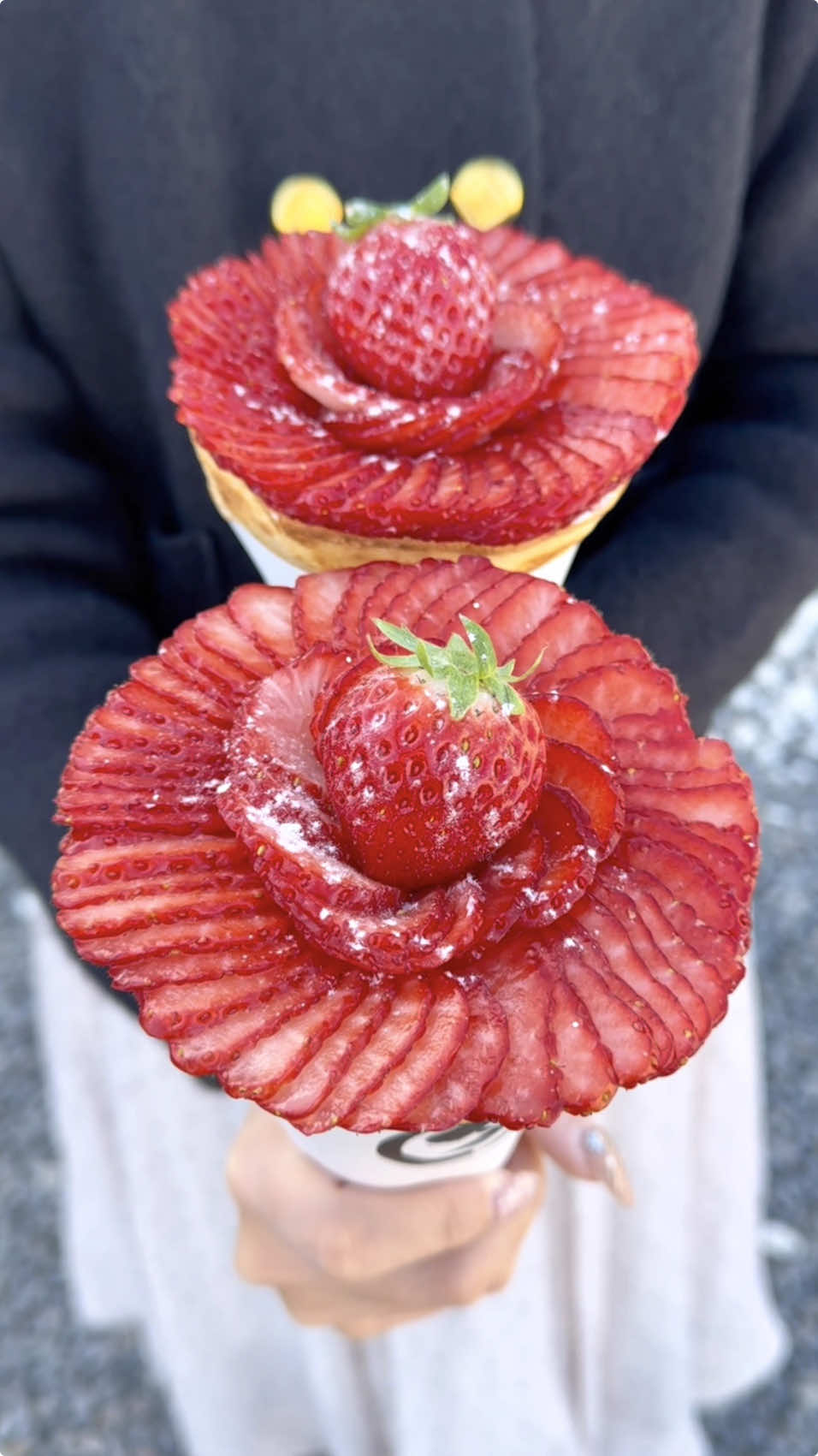 食べる花束💐いちごフラワークレープ🍓 市場から仕入れたその日に1番美味しいいちごを ふんだんに使った いちご好きにはたまらないクレープ✨️ まるで花束のような美しいビジュアルは 写真・動画映え間違いなし！ 華やかな香りと強い甘みと程よく酸味を感じる旬のいちごに 甘さ控えめなめらかな生クリーム 濃厚な練乳の甘みがいちごの素材本来の美味しさを引き立てる✨️ ラスクのサクサク食感やスポンジケーキの ふわふわ食感がアクセントになっていて 最後まで飽きることなく美味しく頂けました☺️ 超オススメ😍 📍愛知 『ダカフェ』 いちごフラワークレープ¥1500 #愛知カフェ #愛知グルメ #いちご #クレープ #strawberry #japanesefood 