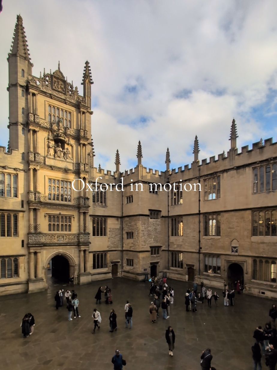 One of the (many) things I love about Oxford is how busy it is.  There's always something happening, a market, a fair, street performers, live music, honestly the list goes on. And all together it just makes for such a vibrant (if very distracting - which isn't ideal for an aspiring author) place.  #oxford #oxforduniversity #writing #writersoftiktok #darkacademiaaesthetic #urbanfantasy @University of Oxford @Bodleian Libraries 