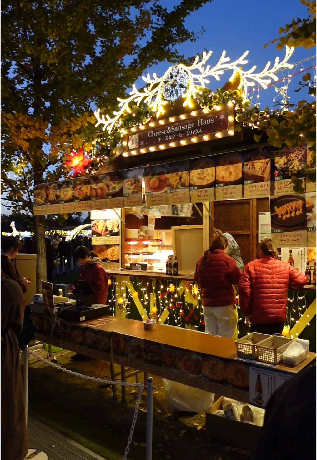 クリスマスマーケットin大阪てんしば2024🎅🎄 11/29〜12/25の期間、天王寺で開催されているクリスマスマーケット🎀 入場料は無料で誰でも楽しめます！駅近でふらっと立ち寄りやすいです！ 約20店舗のお店があってどこに行くか迷っちゃいました💭 芝生にはクリスマスツリーもあって、お昼間も夜もどっちも綺麗でした🎄✨ 是非クリスマスまでに行ってみてください🌟 #クリスマスマーケット #クリスマス #大阪 #大阪観光 #大阪旅行 #クリスマスツリー 