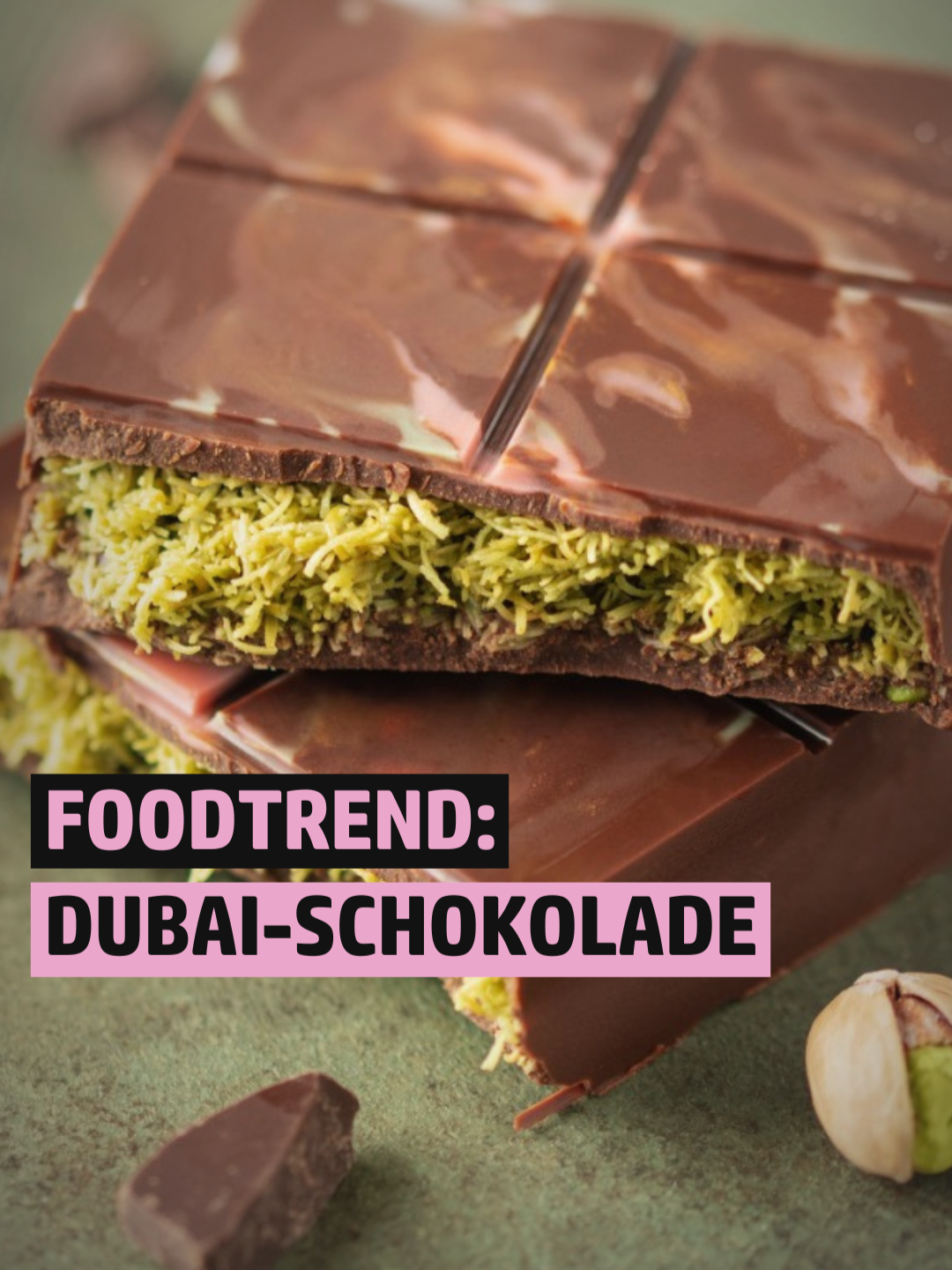 DUBAI-SCHOKOLADE 🧂ZUTATEN • Essbarer Goldglitzer • Silikonform(en) für Schokolade • Milchschokolade/Vollmilchschokolade • Weiße Schokolade • Kadayif/Kadaifi Teigfäden • Butter • Pistazienmus 🍽 ZUBEREITUNG 1️⃣ Etwas Goldglitzer in der Schokoladen-Silikonform verteilen. 2️⃣ Milchschokolade und weiße Schokolade getrennt voneinander mit einem Messer klein hacken und die Schokoladen getrennt voneinander bei niedriger Hitze schmelzen. 3️⃣ Die weiße Schokolade in dünnen Fäden über den Boden der Schokoladenform sprenkeln. Anschließend eine gleichmäßige Schicht Milchschokolade in der Form verteilen und mit einem Pinsel einen Schokoladenrand hochziehen. Die Schokolade im Kühlschrank kalt stellen. 4️⃣ In der Zwischenzeit die Teigfäden grob schneiden. Butter in einer Pfanne zerlassen, bis das aus der Butter getretene Wasser verdampft ist. Dann die Teigfäden gleichmäßig in der Butter verteilen und unter Rühren und Schwenken goldbraun und knusprig braten. Den knusprigen Teig auf einem Küchentuch abtropfen lassen. 5️⃣ Pistazienmus in eine Schüssel geben und mit dem gebratenen Teig zu einer knusprigen Pistazien-Füllung verrühren. 6️⃣ Die Schokoladenform aus dem Kühlschrank nehmen und die Pistazien-Füllung gleichmäßig, bis in die Ecken, darin verstreichen. Dann die Pistazien-Füllung gleichmäßig mit einer Schicht flüssiger Milchschokolade bedecken. 7️⃣ Schokolade am besten ca. 24 Stunden im Kühlschrank kalt stellen. Anschließend Schokolade aus der Form drücken und genießen. #dubaischokolade #schokolade #trend #hensslers #hensslersschnellenummer #rezepte #schnellerezepte