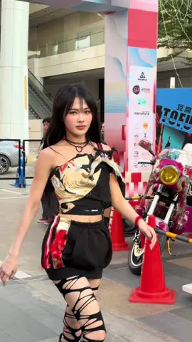 Feni J Fahion Show #FeniQUADLIPS #FeniJKT48  @Feni 