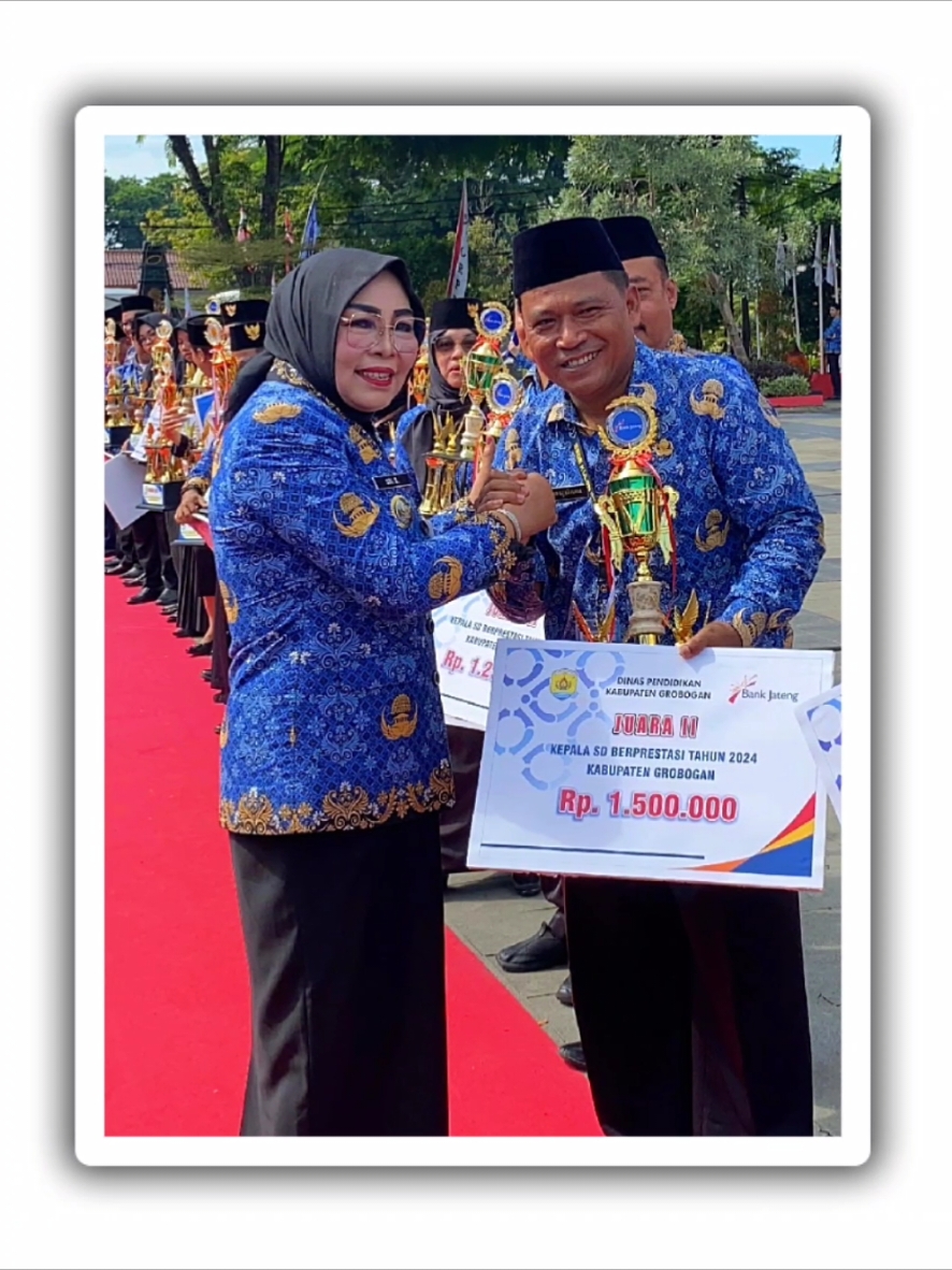 Senin, 2 Desember 2024 | Penerimaan hadiah dari Bupati Grobogan, Ibu Hj. Sri Sumarni, S.H.,M.M. atas pencapaian Bapak Eko Budiyono, S.Pd.SD.,M.Pd. sebagai Juara 2 Kepala Sekolah Berprestasi tingkat kabupaten Grobogan  @EkookE #kepalasekolahprestasi #kabupatengrobogan #dinaspendidikan #ekobudiyono #sdn1truwolu #kecamatanngaringan #CapCut 