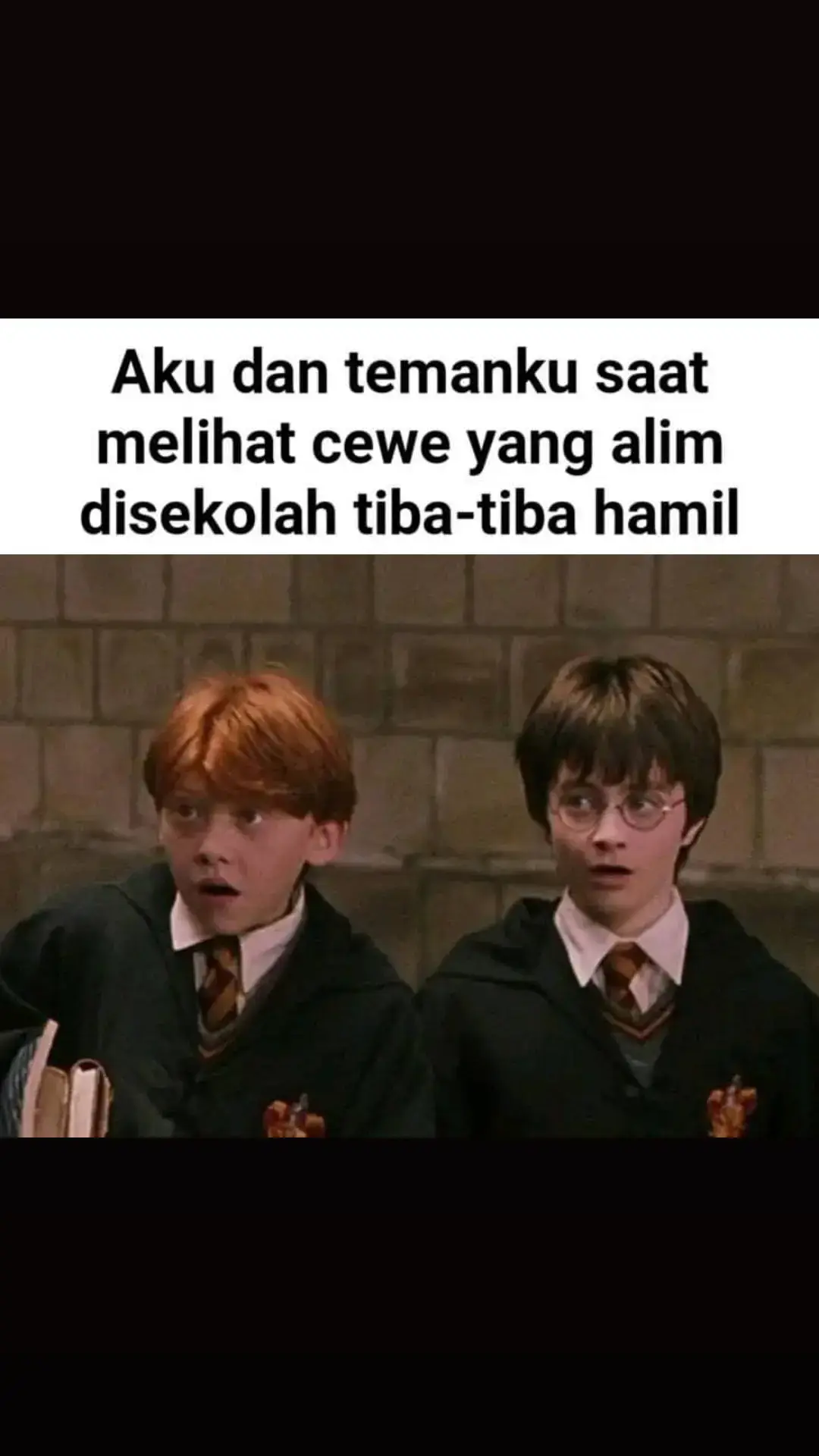 mengapa cewek di sekolah memakai jilbab,tapi ketika di luar sekolah dia tidak berhijab? ya karena cewek hanya mematuhi peraturan sekolah bukan agama.PAHAM # # # # #FYP  #viral  #ASLI  #meme 