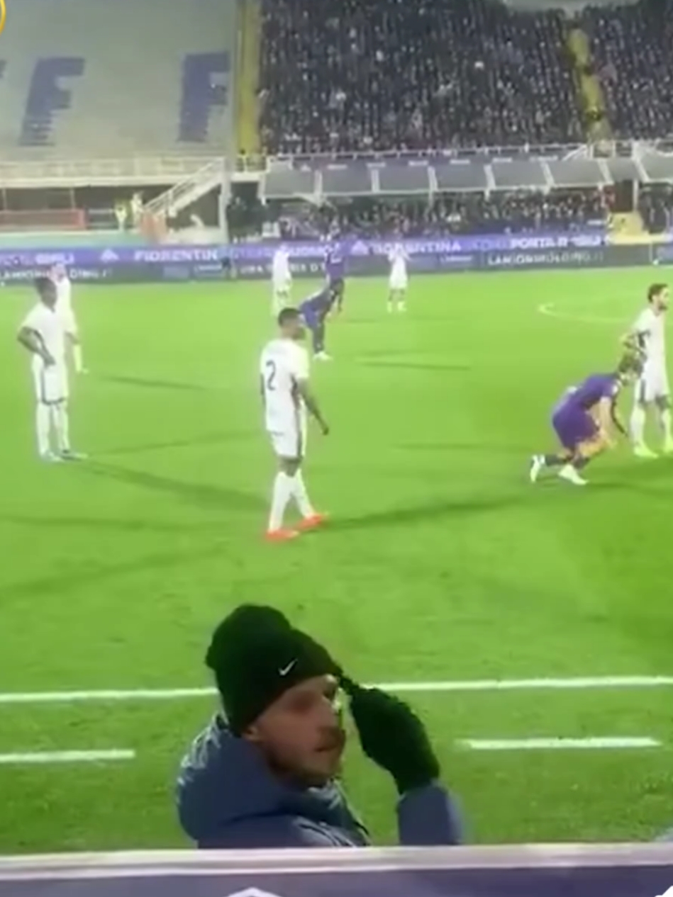 #inter #vs #fiorentina  inter milan Vs Fiorentina  errifying video.. The moment Fiorentina player Bove fell against Inter and lost consciousness Vidéo terrifiante... Le moment où le joueur de la Fiorentina Bove est tombé contre l'Inter et a perdu connaissance Video terrificante.. Il momento in cui il giocatore della Fiorentina Bove cade contro l'Inter e perde conoscenza #footballtiktok #championsleague #serieA #intermilan #fiorentina 